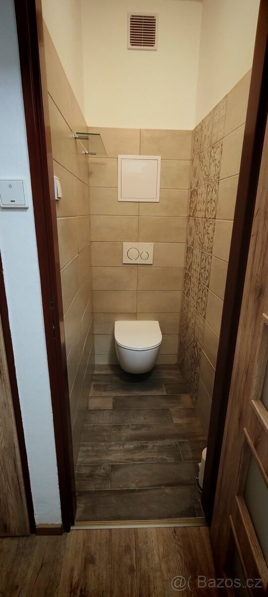Závěsné WC Vitra, skryté upevnění + slowclose sedátko