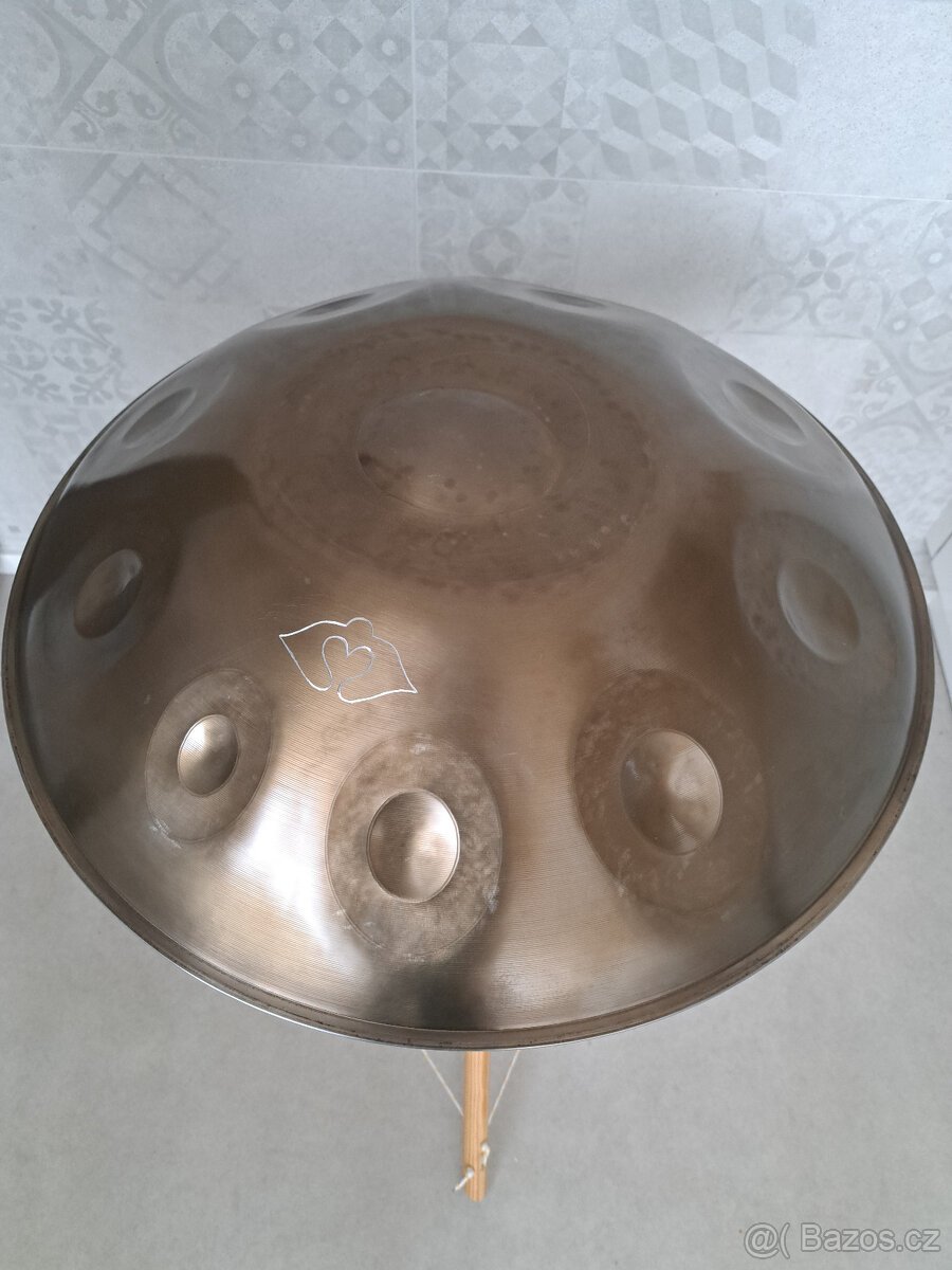 Ručně vyráběný handpan D-kurd (moll) Singing Steel + výbava