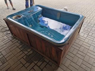 Venkovní laminátová vířivka QCA Spas – na opravu