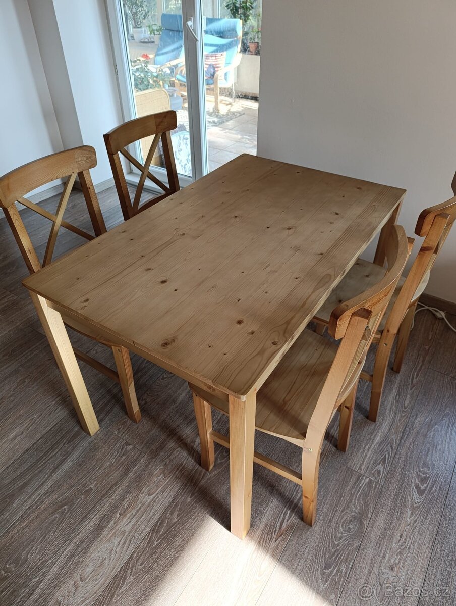 Stůl + 4 židle, masiv