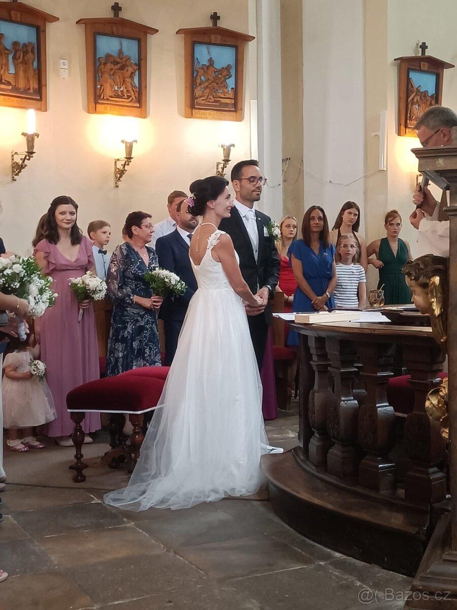 Svatební šaty se spodničkou a vějířem