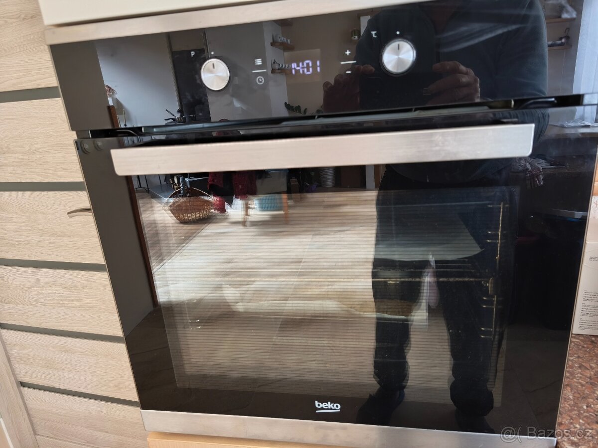 VESTAVĚNÁ TROUBA BEKO BIM25302K