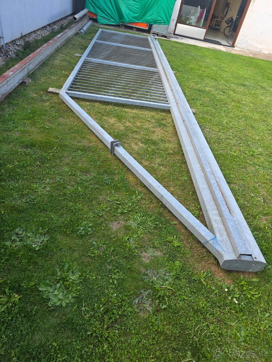 POSUVNÁ BRÁNA VRATA ROZMĚR VJEZDU 6 METRŮ