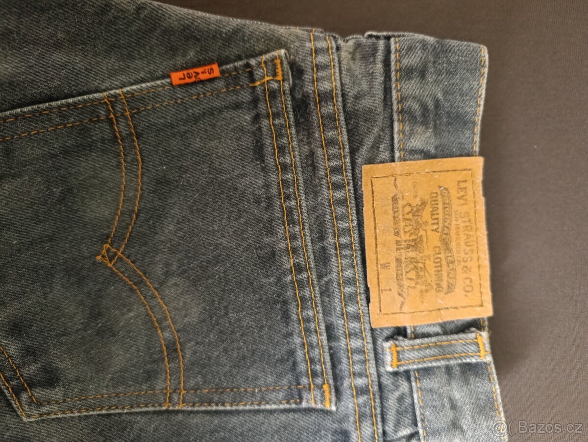 Levi's šedé