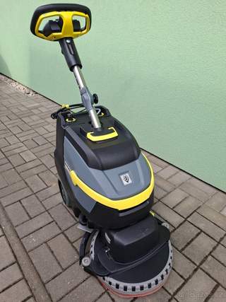 Podlahový mycí stroj s odsáváním Karcher v záruce