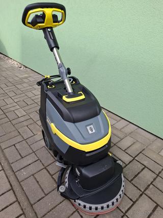 Podlahový mycí stroj s odsáváním Karcher v záruce