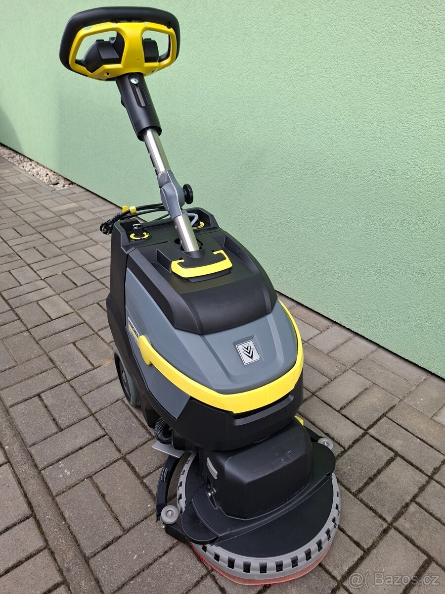 Podlahový mycí stroj s odsáváním Karcher v záruce