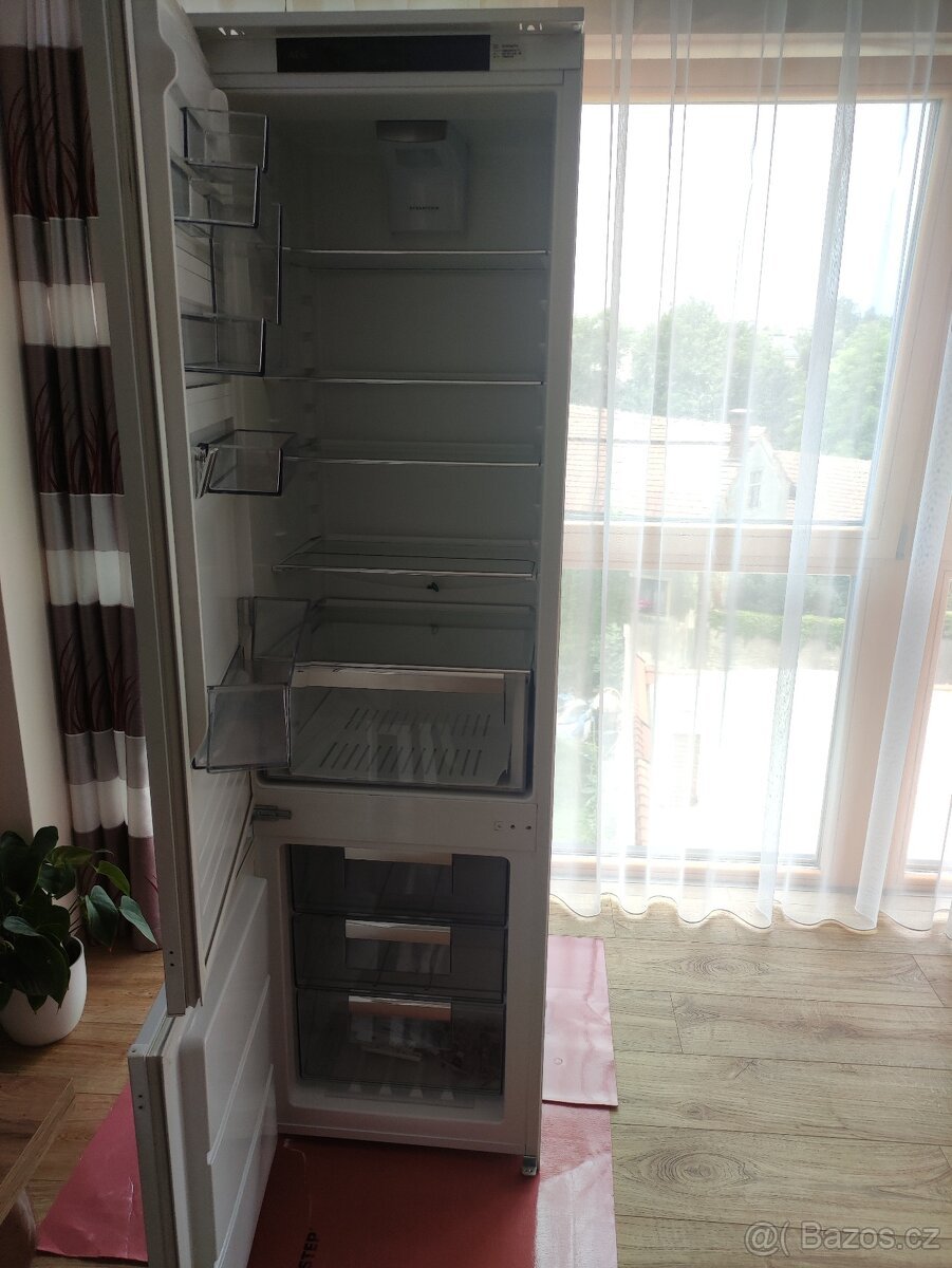 AEG SCE819E5TS – vestavná lednice na náhradní díly (4,5 roku