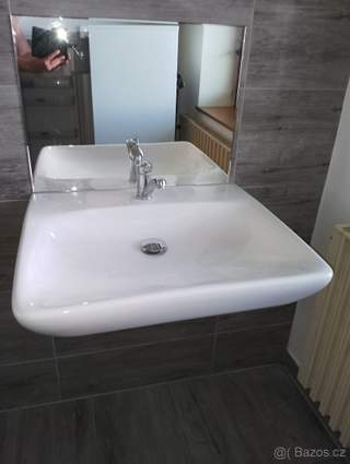 Umyvadlo včetně baterie a zrcadla