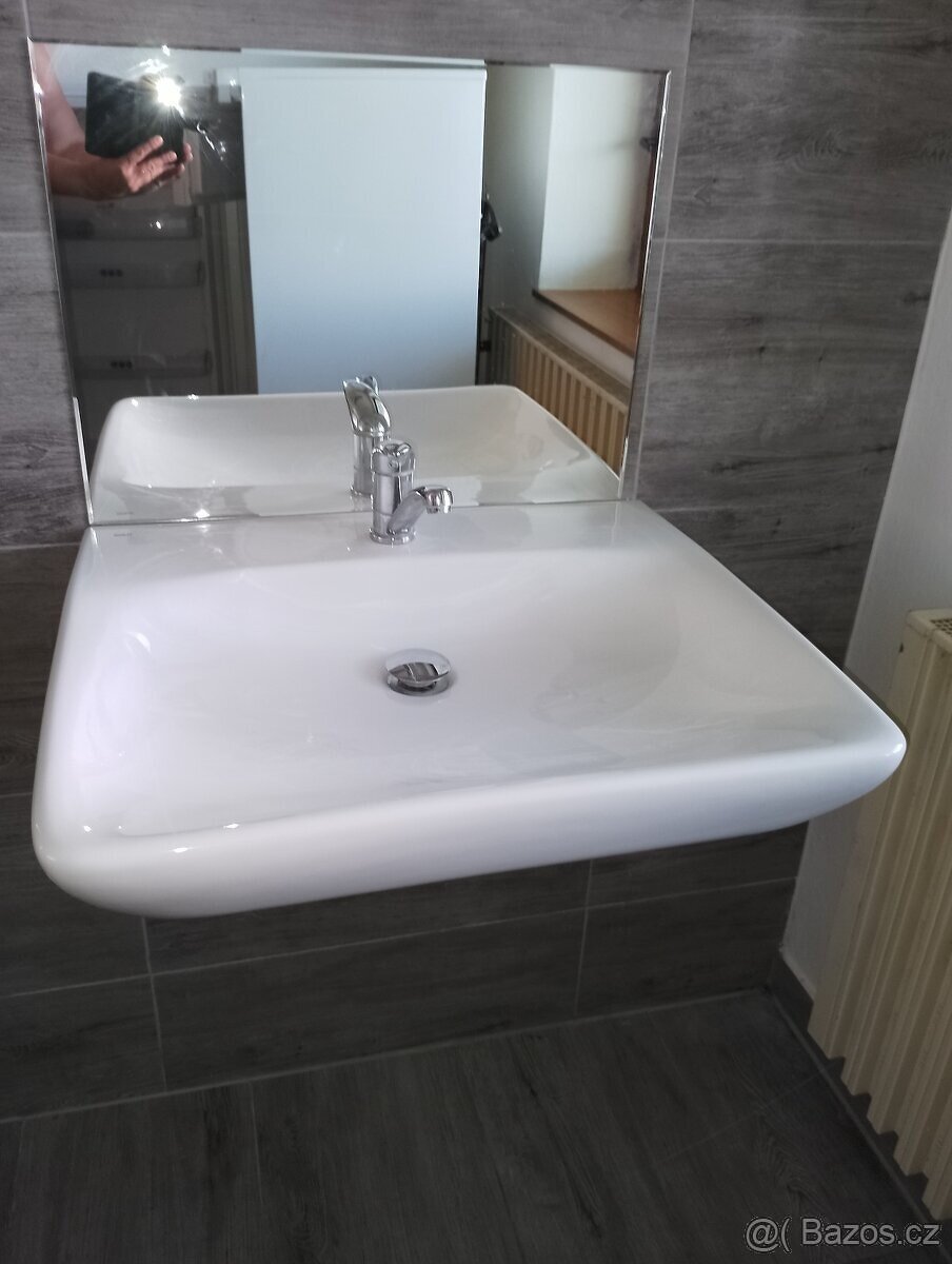 Umyvadlo včetně baterie a zrcadla