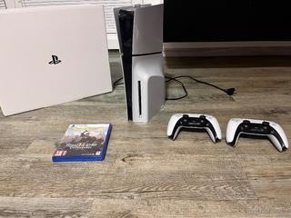 PlayStation 5 Slim s mechanikou + 2 ovladače + hra