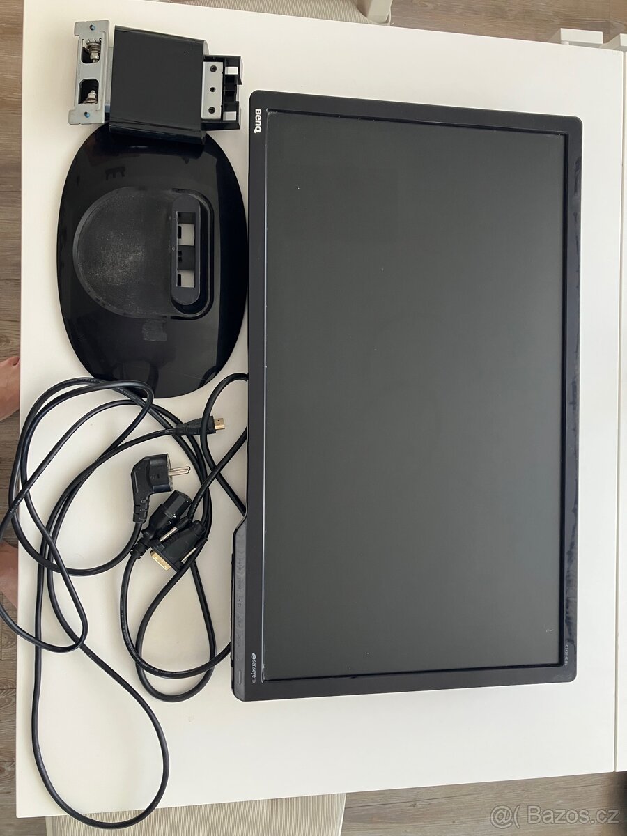 LCD monitor s podstavcem