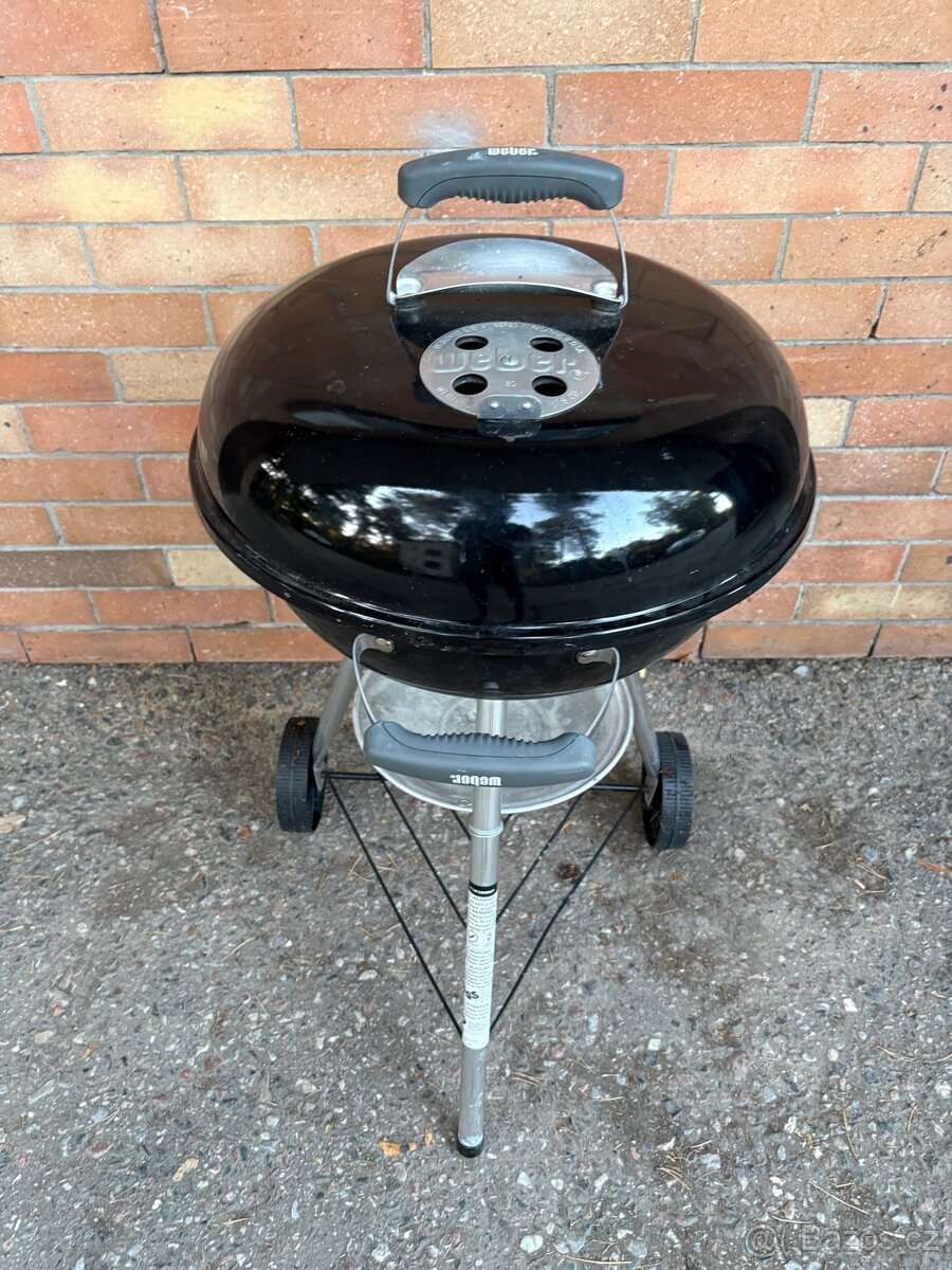 GRIL NA DŘEVĚNÉ UHLÍ WEBER COMPACT KETTLE 47 cm