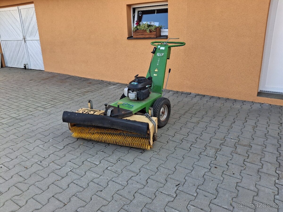 Motorový zametač