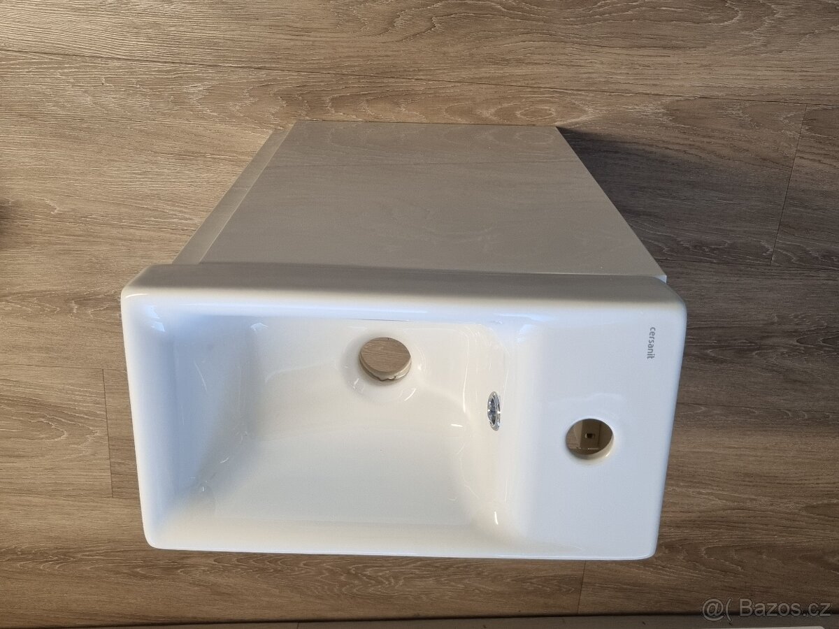 Koupelnová skříňka s umyvadlem + baterie