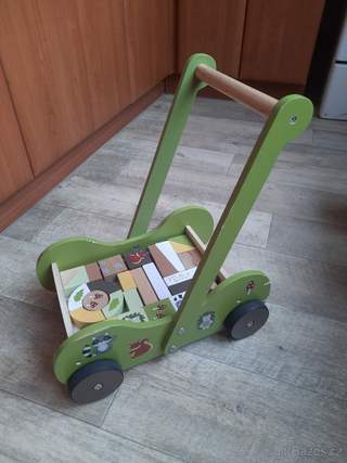 Dřevěný posuvný vozík