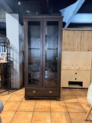 Hezká dřevěná vitrína se šuplíkem IKEA MARKOR