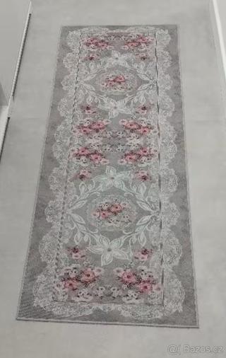 KOBEREC / BĚHOUN ŠEDÝ S KVĚTY 60X150cm
