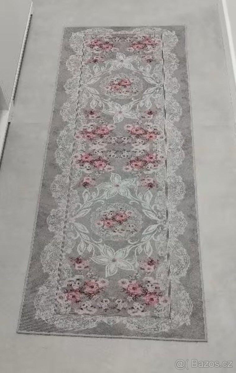 KOBEREC / BĚHOUN ŠEDÝ S KVĚTY 60X150cm
