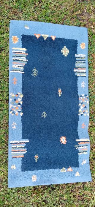 Modry koberec 58 x 115 cm