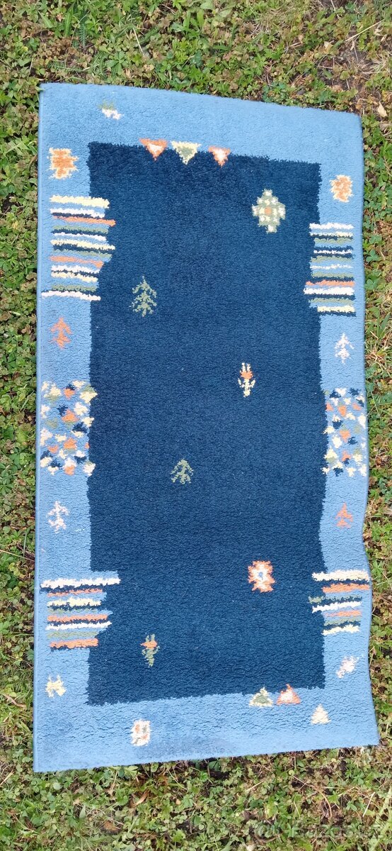 Modry koberec 58 x 115 cm