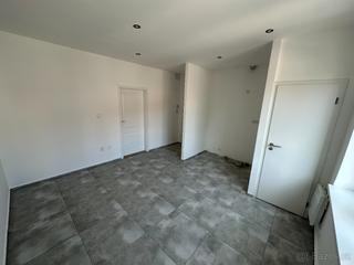 Světlý byt 2+kk (37,4 m²) ve 2. NP s vlastním parkováním.