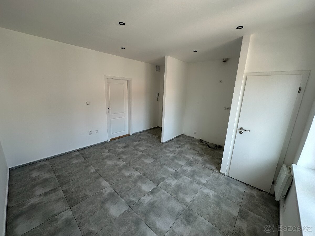 Světlý byt 2+kk (37,4 m²) ve 2. NP s vlastním parkováním.