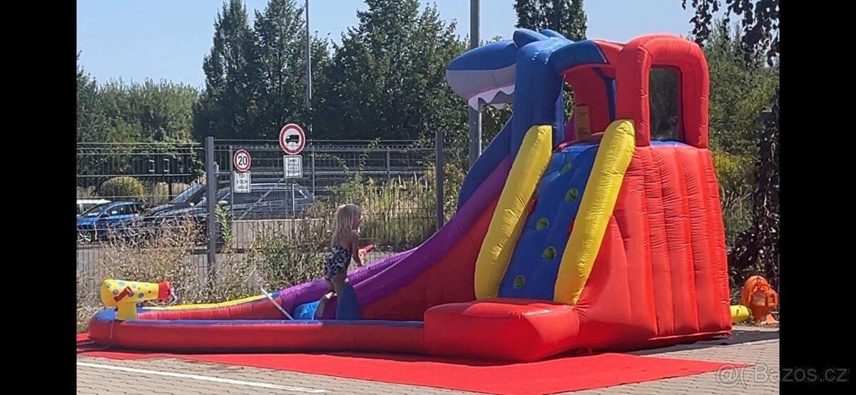 Nafukovací vodní centrum / skákací hrad Žraločí klub