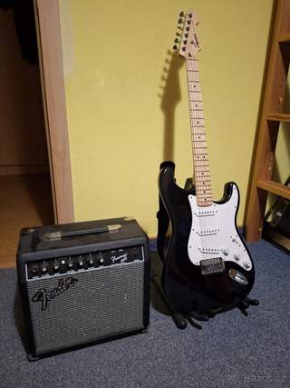 Elektrická kytara Squier + kombo Frontman 20G + obal