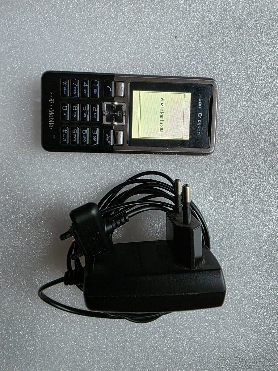Sony Ericsson T250i + nabíječka – funkční retro mobil