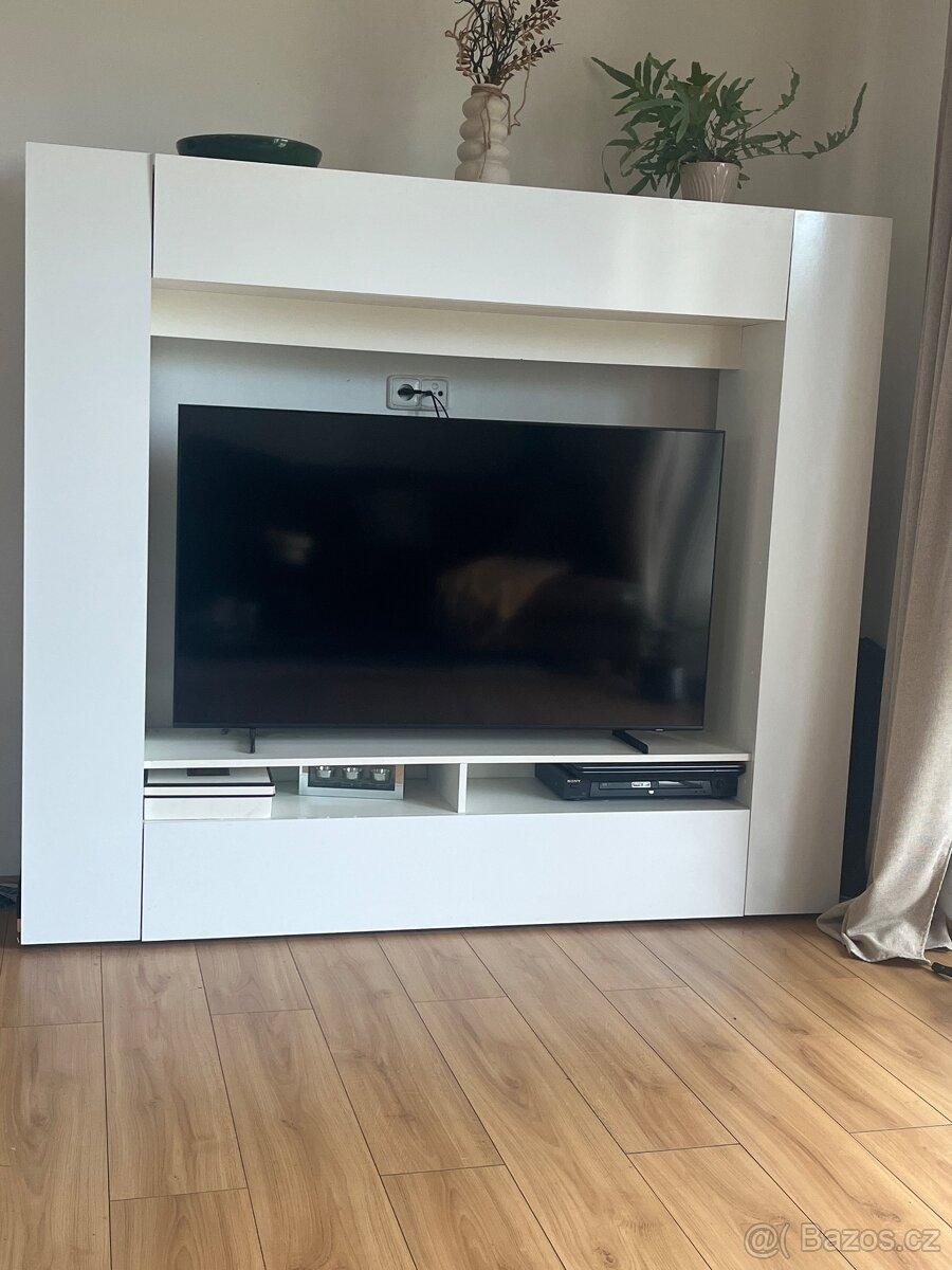 Bílá obývací stěna za 700,-