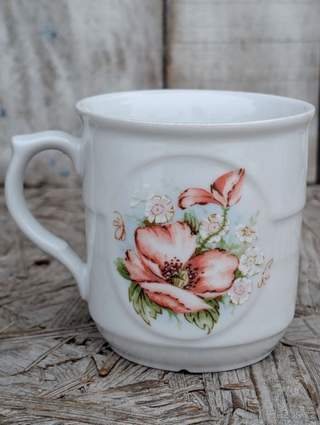 Porcelánový hrnek vlčí mák, zn.Epiag.