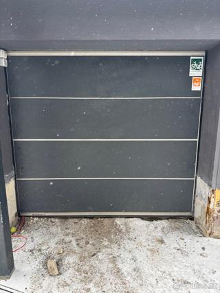 Sekční garážová vrata s elektrickým pohonem