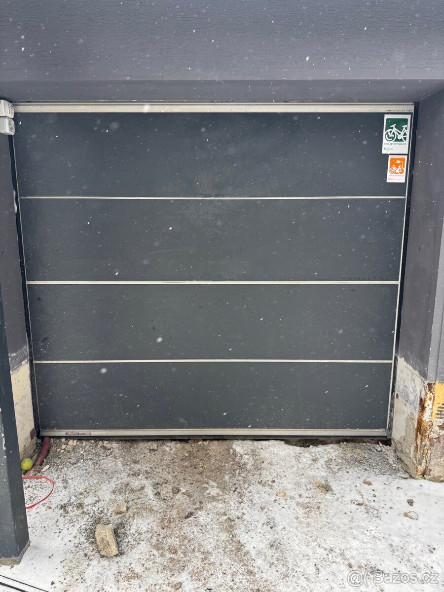 Sekční garážová vrata s elektrickým pohonem