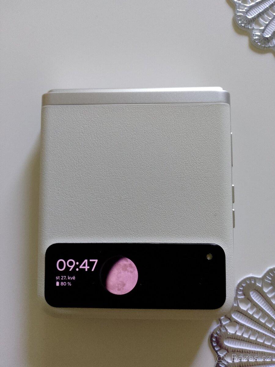 Motorola RAZR v 40 jetam dole flek a horní část nefunguje