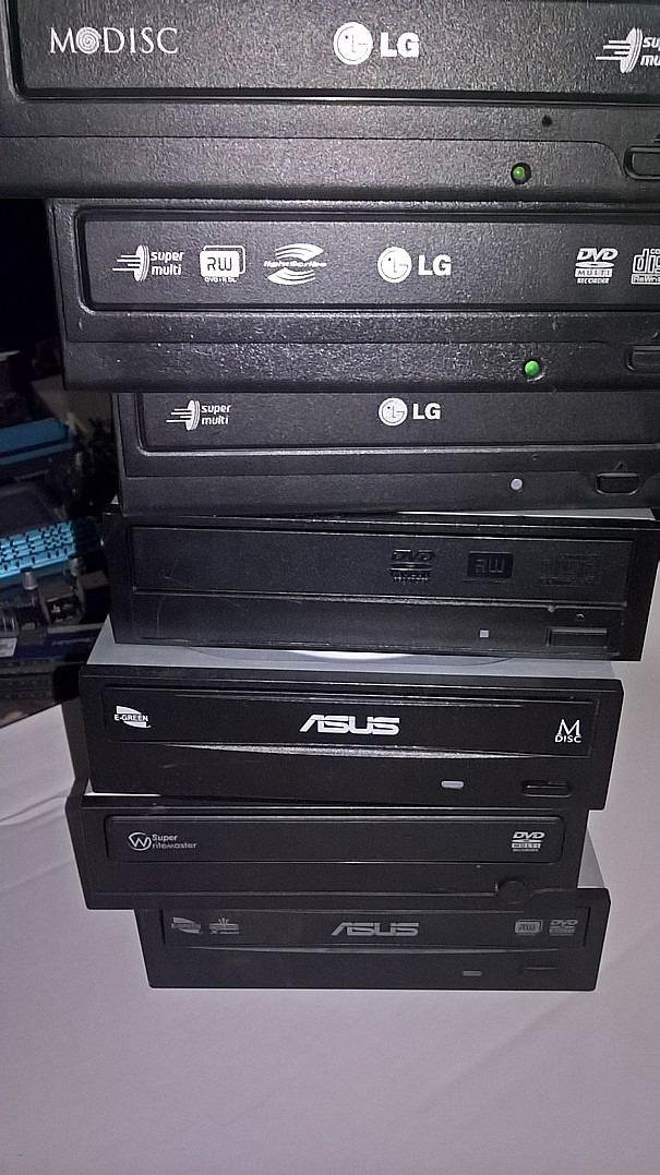 30 kusů funkčních DVD vypalovacích mechanik černých