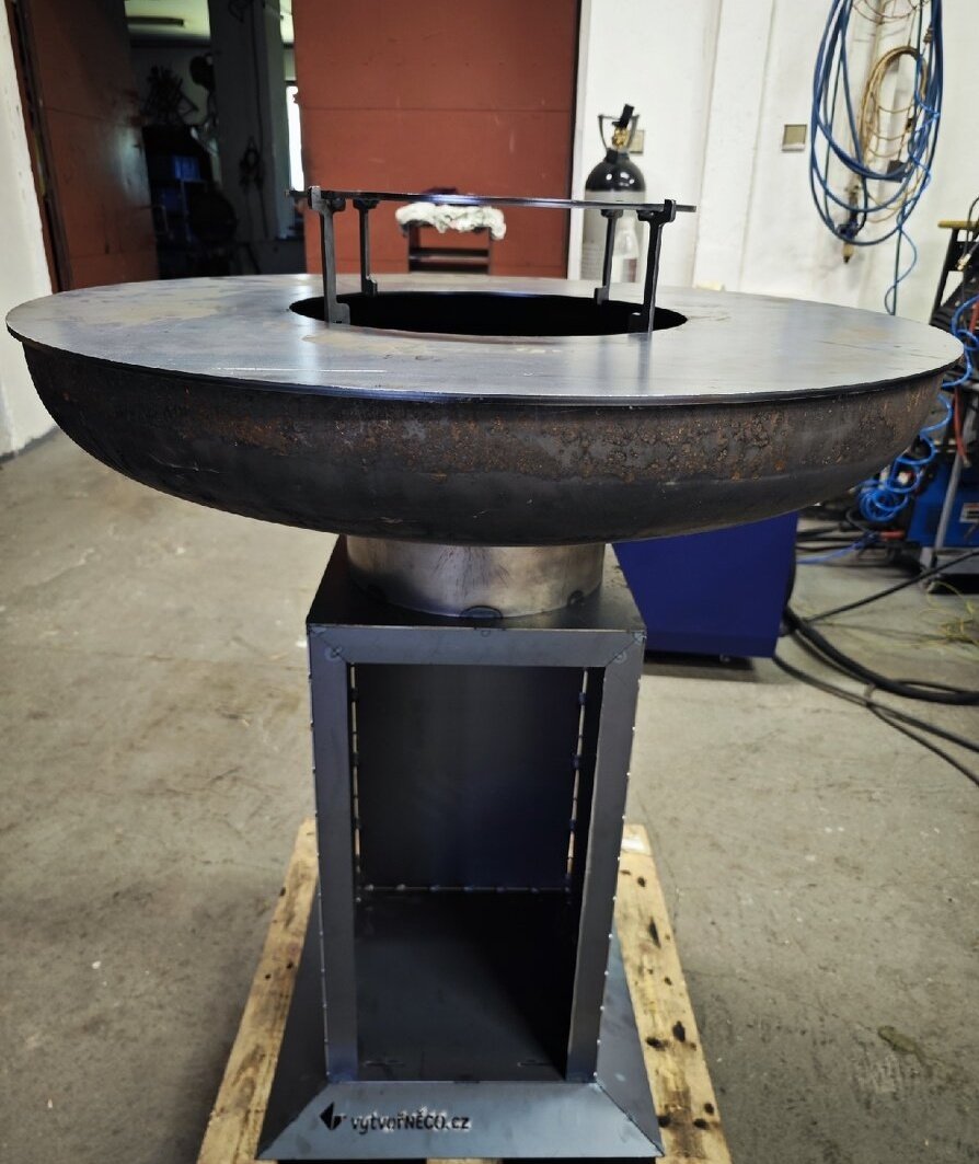 Gril s opékací deskou Ø 920 mm, výška 900
