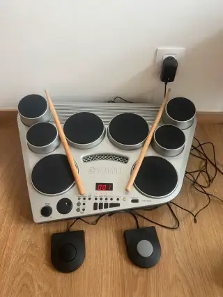 Yamaha DD-65 elektronické bicí 8 dynamických padů, 2 pedály
