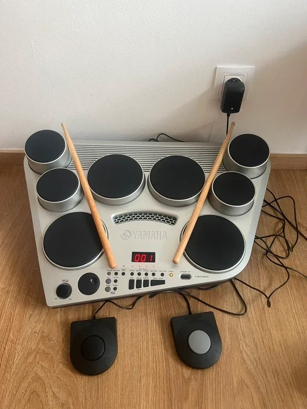 Yamaha DD-65 elektronické bicí 8 dynamických padů, 2 pedály