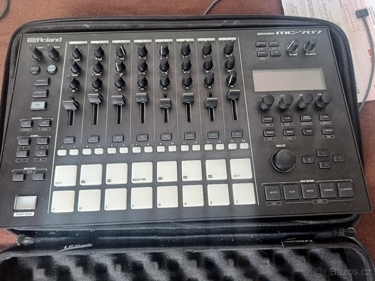 Groove BOX Roland MC 707 ve stavu jako nový