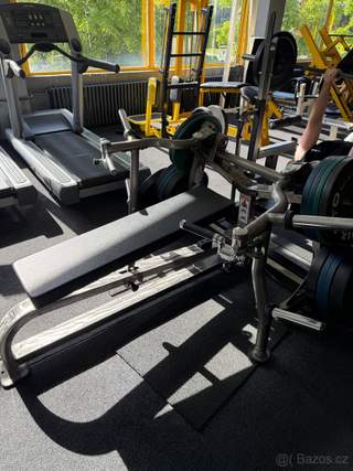 Multifunkční bench press / chest press stroj