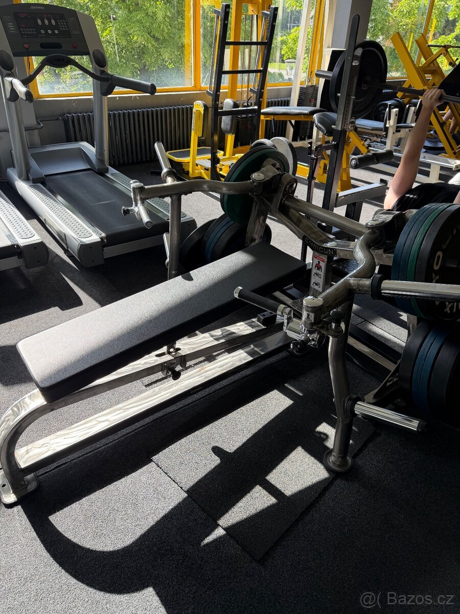 Multifunkční bench press / chest press stroj
