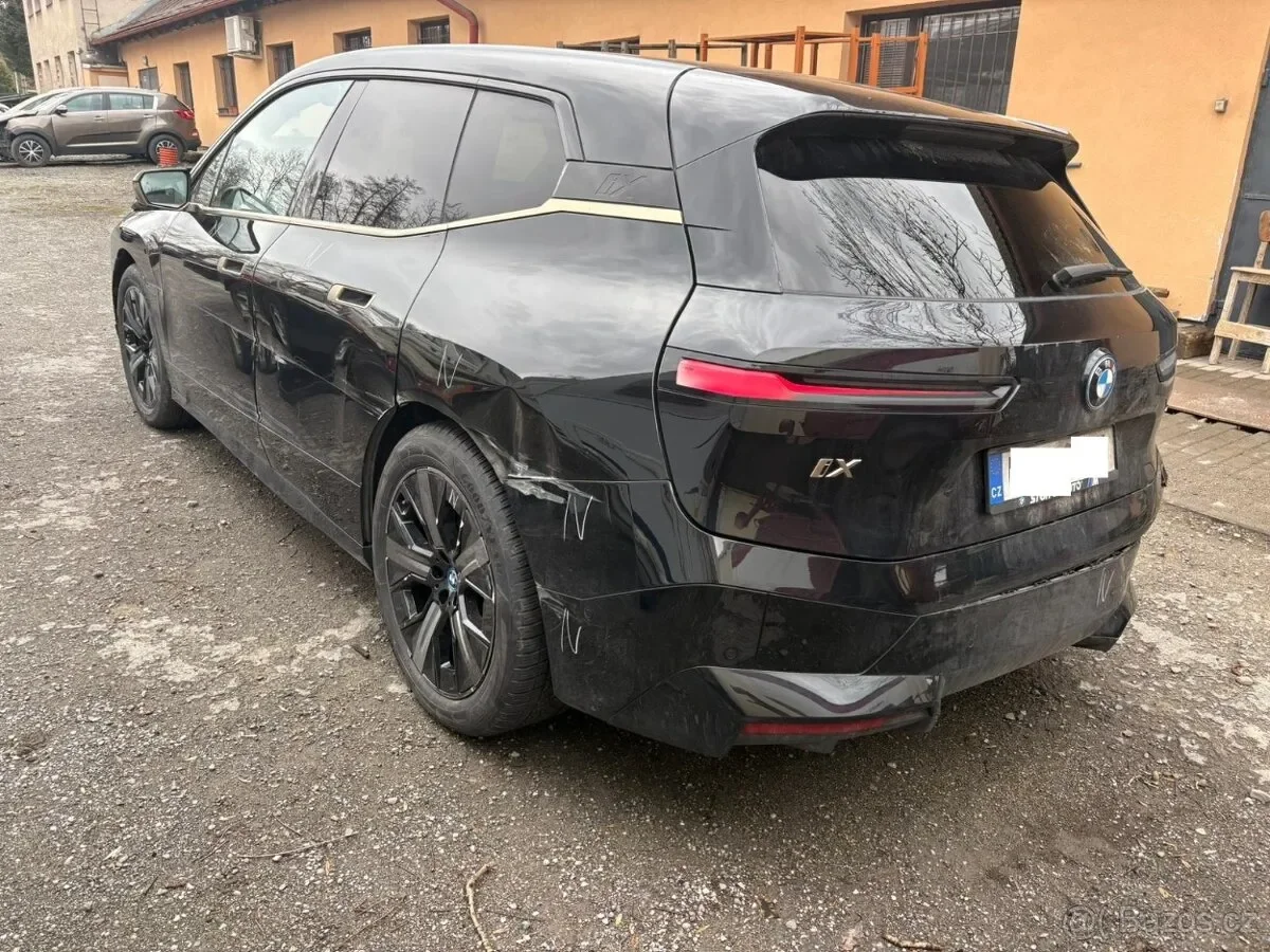 BMW IX Xdrive 40, r.6/2022, klima, panorama, 1. majitel