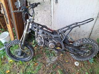 Pitbike 140 cm ( bez plastu,plně pojízdné )