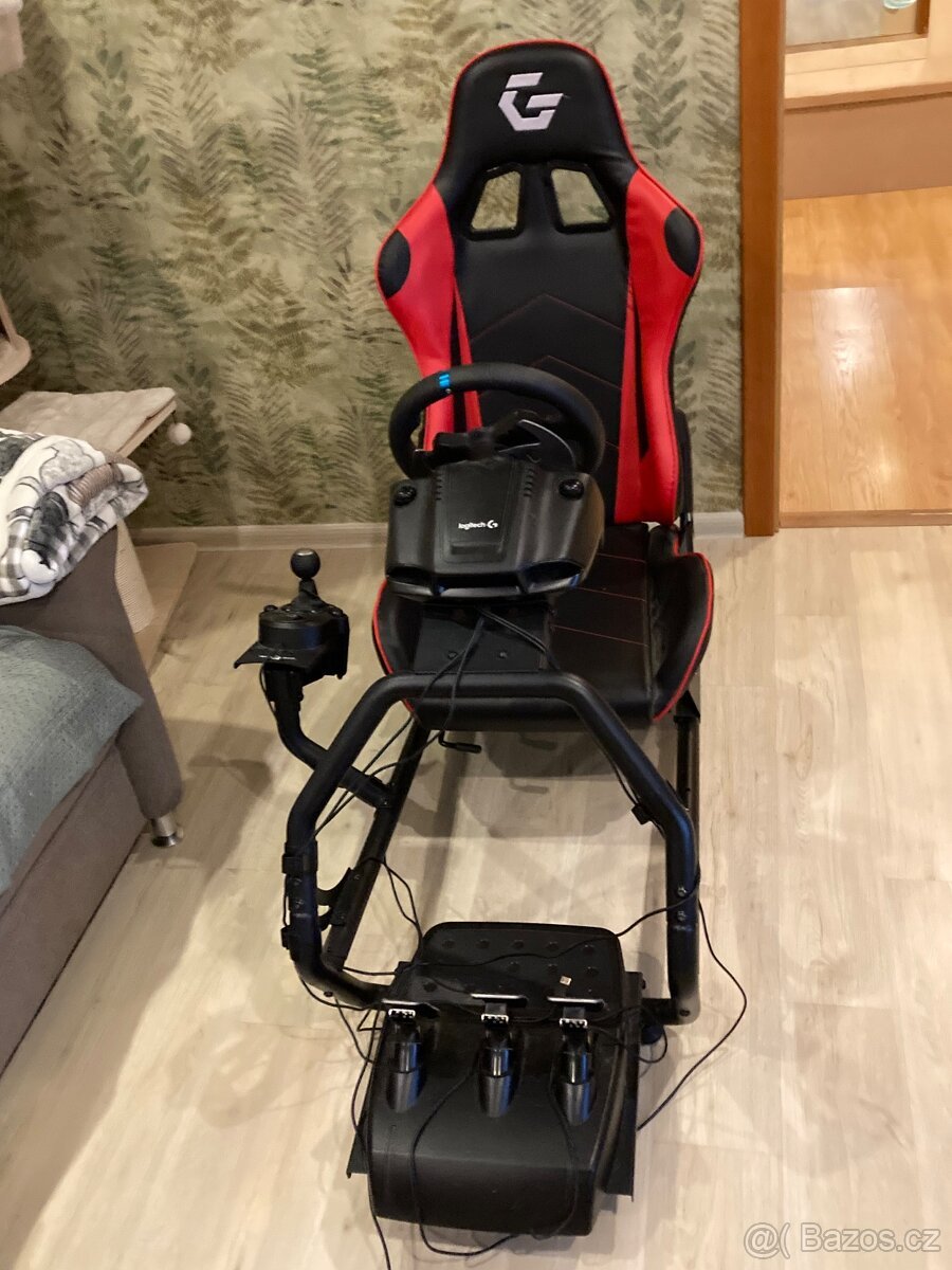 Playseat s volantem G29, řadicí pákou a pedály