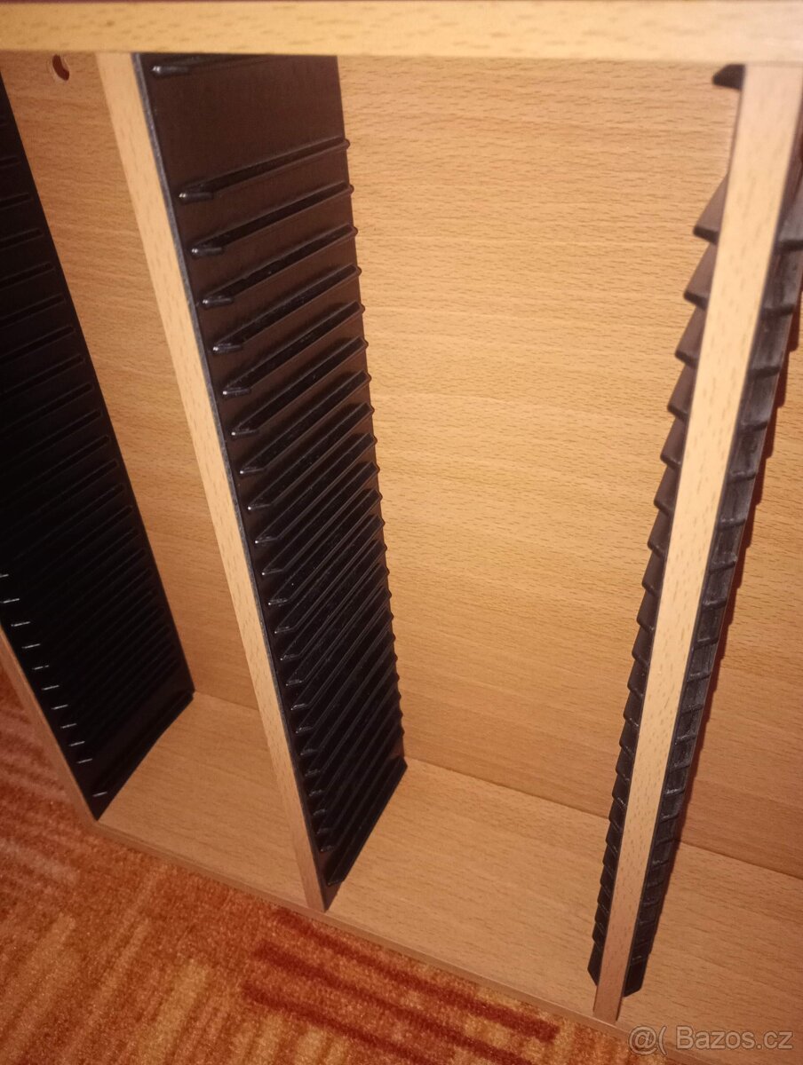 Dřevěné stojany Hama na CD