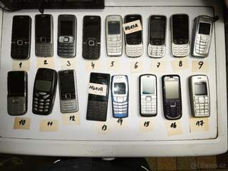Sada mobilů Nokia pro sběratele,opraváře