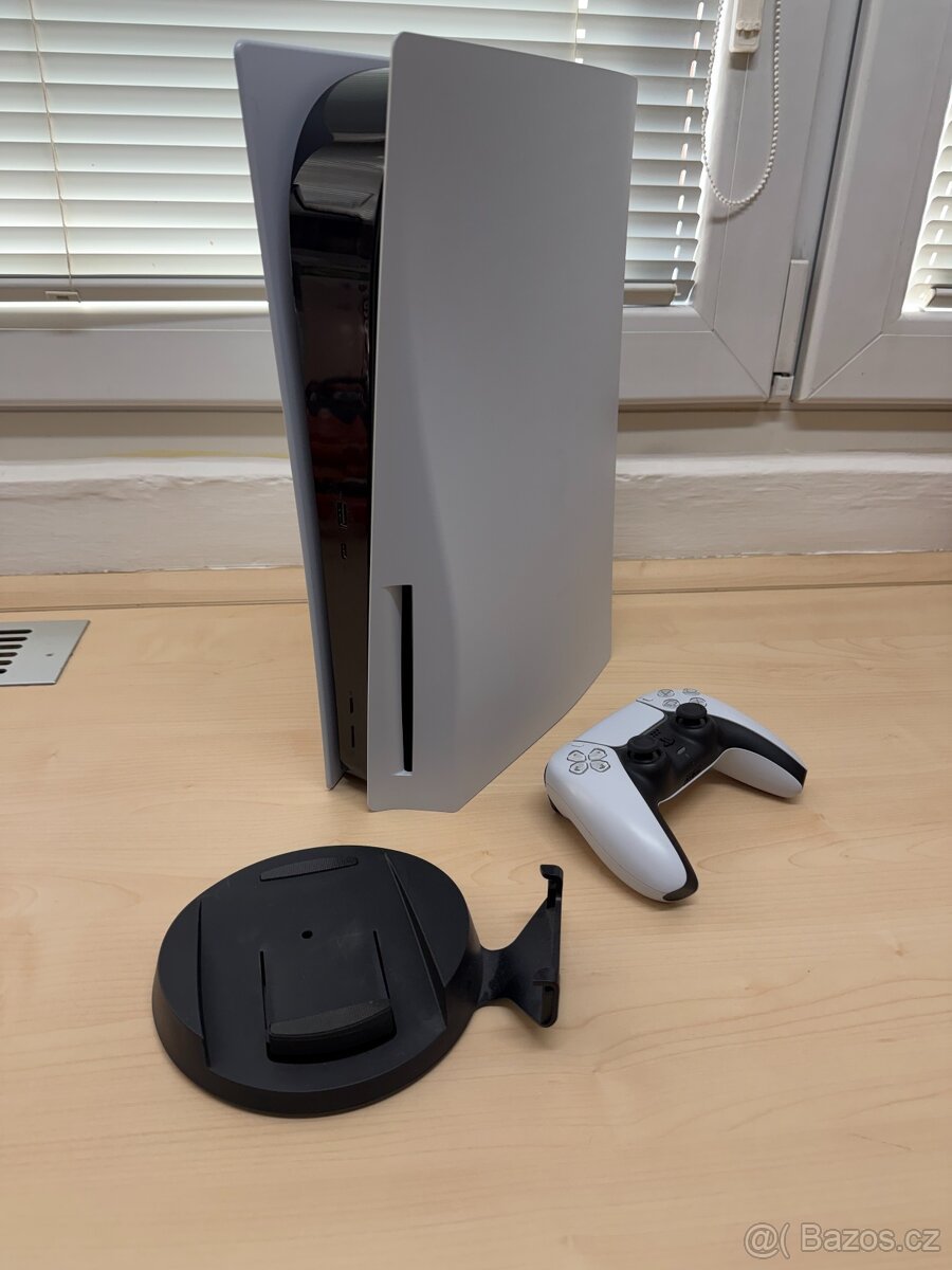 Playstation 5 (PS5) s mechanikou a stojanem