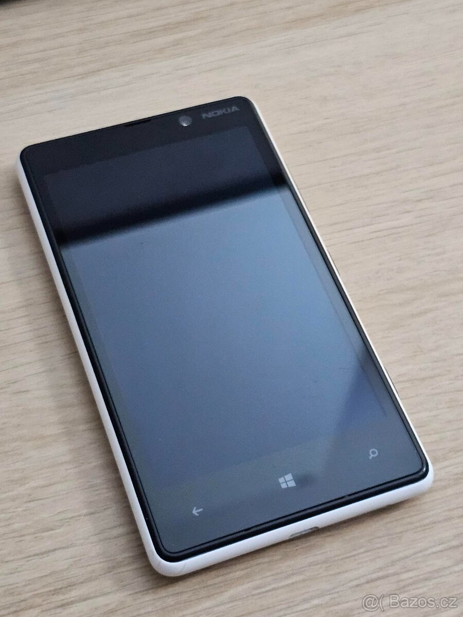 Nokia Lumia 820 (Bílá) – funkční, nabíjecí kabel
