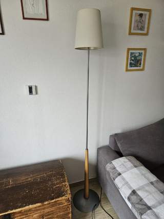 Lampa stojanová